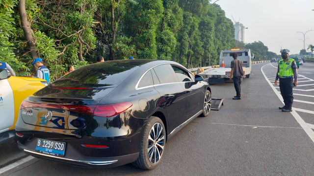 Mobil Mercy tabrak beton pembatas jalan di Tol JORR dekat gerbang Ciputat, Rabu (21/6). Foto: Dok. Istimewa
