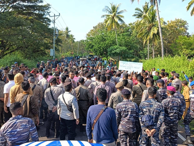 Keterangan foto: Ratusan warga dari komunitas adat memblokade jalan Trans Flores yang akan dilewati tim peninjau lokasi permohonan eks HGU Nangahale-Patiahu, Selasa (20/6/2023). 