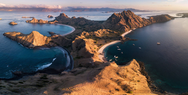 Pemandangan panorama udara dari titik pandang pantai Pulau Padar di Taman Nasional Komodo Indonesia. Foto: Aumphotography/Shutterstock