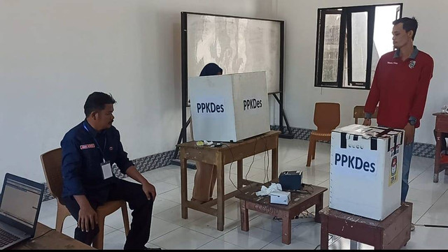 Proses pemungutan suara di Mempawah Hilir. Foto: M Zain/Hi!Pontianak