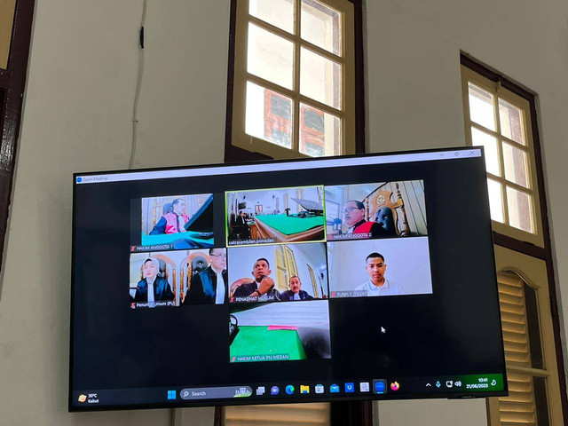 Aditya Hasibuan dihadirkan secara virtual di sidang perdana terkait penganiayaan terhadap Ken Admiral. Foto: Tri Vosa/kumparan