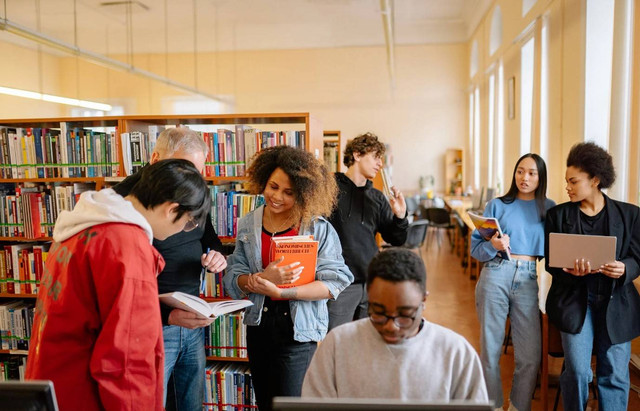 Ilustrasi perbedaan S1 Reguler dan Non Reguler. Sumber: Pexels