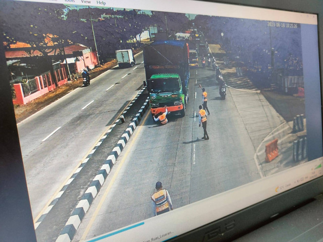 Foto CCTV saat petugas ditabrak truk. Dok: Ist.