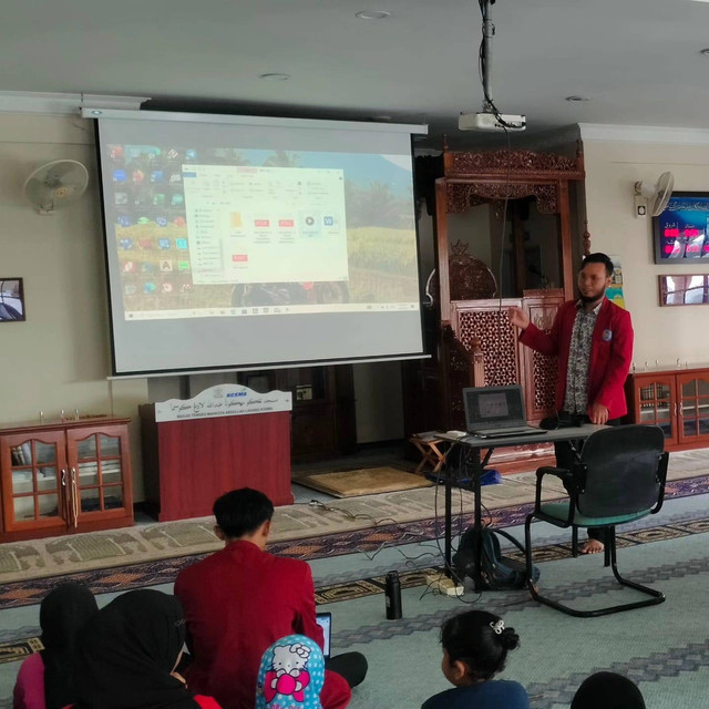Nobar Film G30S PKI Di Tengah Perkebunan Kelapa Sawit Malaysia