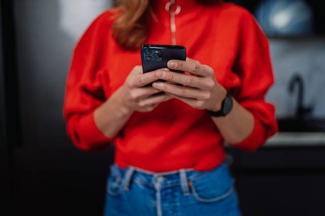 Ilustrasi cara cek NIK yang terdaftar di kartu Telkomsel. Foto: Unsplash/Jenny Ueberberg