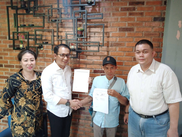 Kuasa Hukum tersangka AKP SW, Firdaus bersama Wahidin didampingi tim kuasa hukumnya berjabat tangan dan menunjukkan bukti kesepakatan damai saat jumpa pers di Kota Cirebon, Jawa Barat, Rabu (21/6/2023). Foto : Tarjoni 