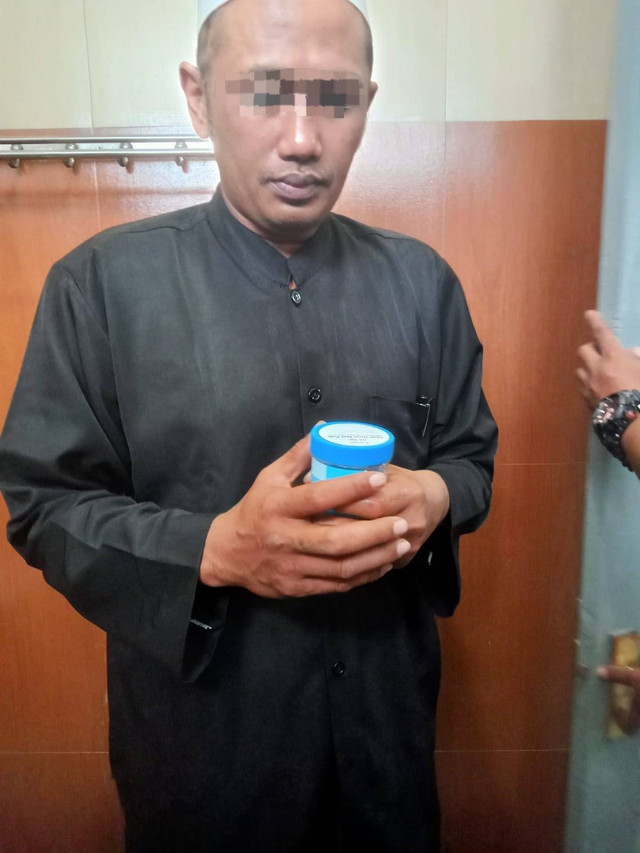 Seorang ustaz berinisial MS ditangkap karena kedapatan membawa narkotika jenis sabu yang dibawanya ke Lapas Banyuwangi, Rabu (21/6/2023). Foto: Humas Kemenkumham Jatim