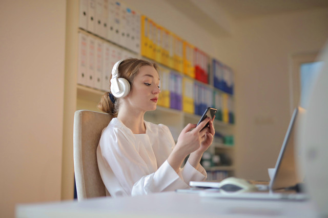 Ilustrasi Cara Bayar PLN melalui M-Banking BCA. Foto: Pexels.com/Andrea Piacquadio
