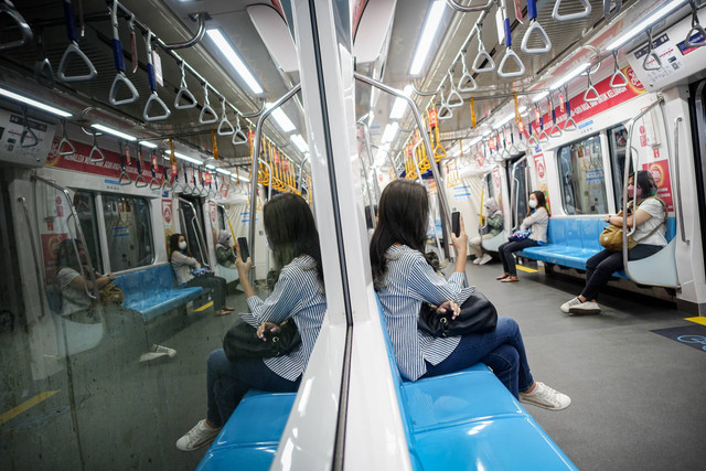 Ilustrasi perempuan naik transportasi umum. Foto: Jamal Ramadhan/kumparan