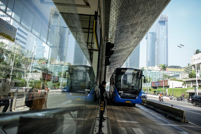 Transjakarta berhenti di Halte Bundaran HI Jakarta, Kamis (22/6/2023). Foto: Jamal Ramadhan/kumparan