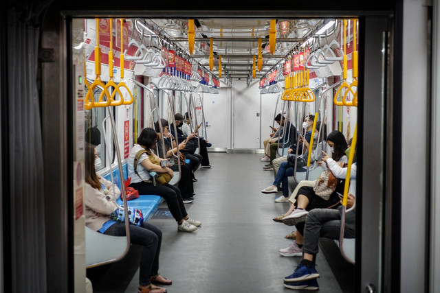 Warga menaiki MRT Jakarta pada Kamis (22/6/2023). Foto: Jamal Ramadhan/kumparan
