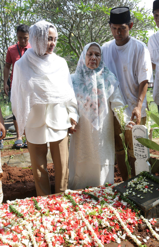 Pasangan artis Ibnu Jamil dan Ririn Ekawati beserta keluarga saat mengantar jenazah ayahanda nya di TPU  Petukangan Selatan, Jakarta, Kamis, (22/6/2023). Foto: Agus Apriyanto