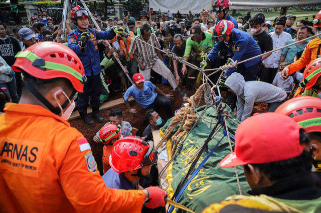 Petugas pemadam kebakaran dan Basarnas memakamkan jenazah Fajri, pria obesitas 300 kilogram di Taman Pemakaman Umum (TPU) Menteng Pulo, Jakarta, Kamis (22/6/2023). Foto: Jamal Ramadhan/kumparan