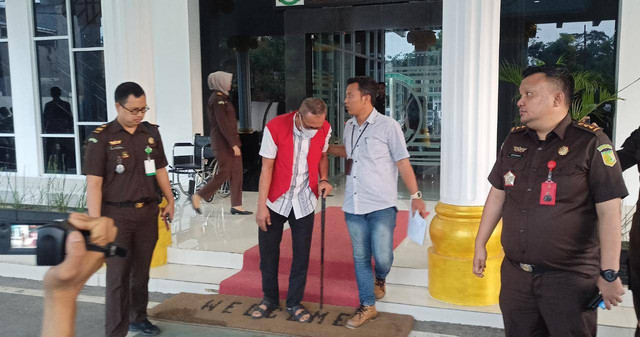 Salah satu tersangka kasus dugaan korupsi di salah satu bank BUMN di Bandar Lampung terhadap pembelian kios di Pasar Gudang Lelang tahun 2007 saat hendak memasuki mobil tahanan. | Foto : Galih Prihantoro/ Lampung Geh