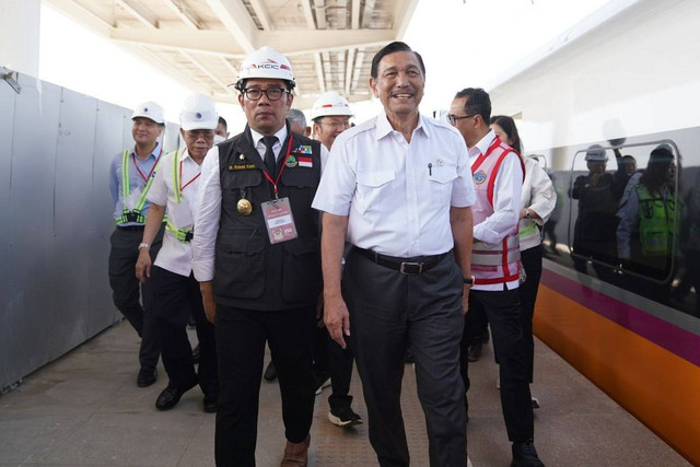 Menko Marves Luhut Binsar Pandjaitan bersama Menhub Budi Karya Sumadi meninjau uji coba Kereta Cepat Jakarta Bandung, Kamis (22/6/2023). Foto: KCIC