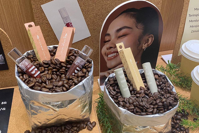 BLP Beauty dan Toko Kopi TUKU kolaborasi, luncurkan empat produk makeup bibir bernuansa kopi. Foto: Judith Aura/kumparan