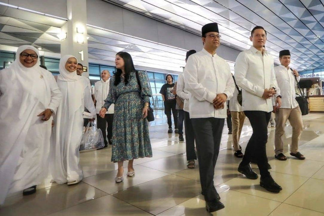Ketum Partai Demokrat Agus Harimurti Yudhoyono mengantar bacapres Anies Baswedan yang hendak pergi haji di Bandara Soekarno-Hatta, Kamis (22/6/2023). Foto: Dok. Istimewa