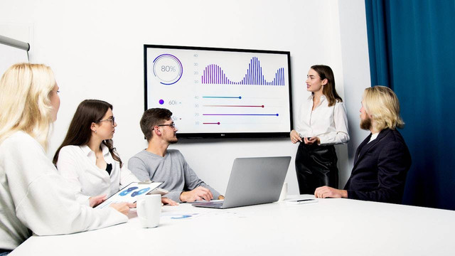 Ilustrasi cara melatih public speaking. Sumber: Artem Podrez/pexels.com