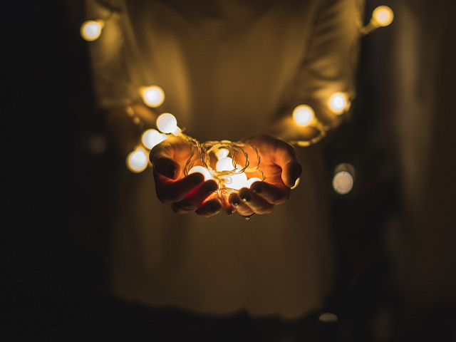 Ilustrasi caption tentang cahaya bahasa Inggris. Sumber: unsplash.com/JoshBoot.