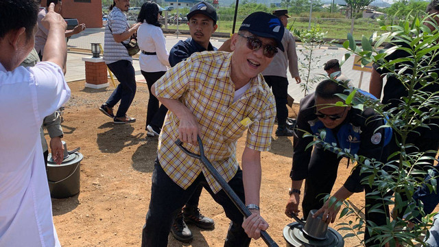Dirut PT Citra Marga Nusaphala Persada Tbk (CMNP) Jusuf Hamka mengikuti kegiatan penanaman seribu pohon di proyek strategis nasional jalan tol Cisumdawu, Sumedang, Jawa Barat pada Jumat (23/6). Foto: Luthfi Humam/kumparan