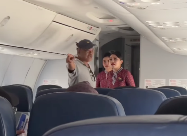 Tangkapan layar video viral, penumpang pesawat Lion Air meminta turun karena kepanasan. Dok: Ist.
