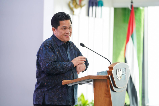 Menteri BUMN Erick Thohir memberi sambutan di penandatanganan Kerjasama Investasi dan Pengoperasian Belawan New Container Terminal (BNCT) Pelindo dengan Konsorsium INA-DP World, Jumat (23/6/2023). Foto: Kementerian BUMN