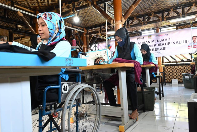 UMKM Sahabat Sandi saat menggelar pelatihan menjahit untuk komunitas Anggrek Karya Cacat Berkreasi (KCB) di Kampung Beting, Kecamatan Muara Gembong, Kabupaten Bekasi, Kamis (22/6/2023). Foto: Dok. Istimewa