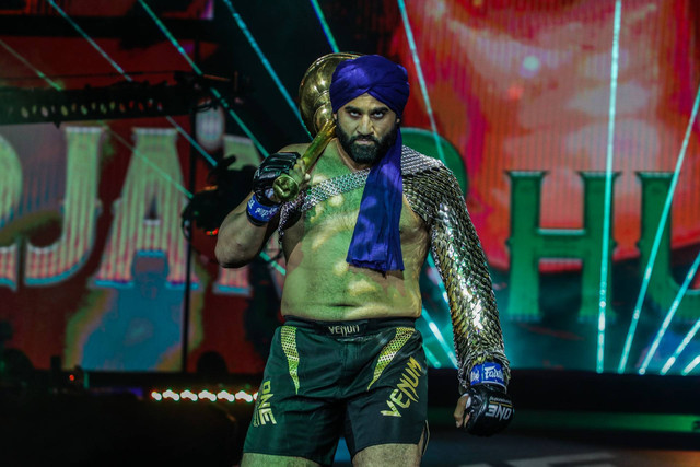 Arjan Bhullar dapat Dukungan dari Legenda WWE Bret Hart