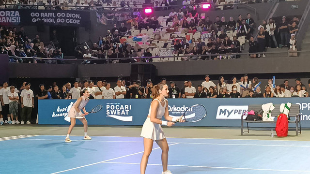 Pertandingan Luna Maya - Nia Ramadhani vs Nagita Slavina - Gege Elisa di Lagi Lagi Tenis presented by Pertamina, Tennis Indoor, Senayan, Jumat (23/6/2023). Foto: Giovanni/kumparan