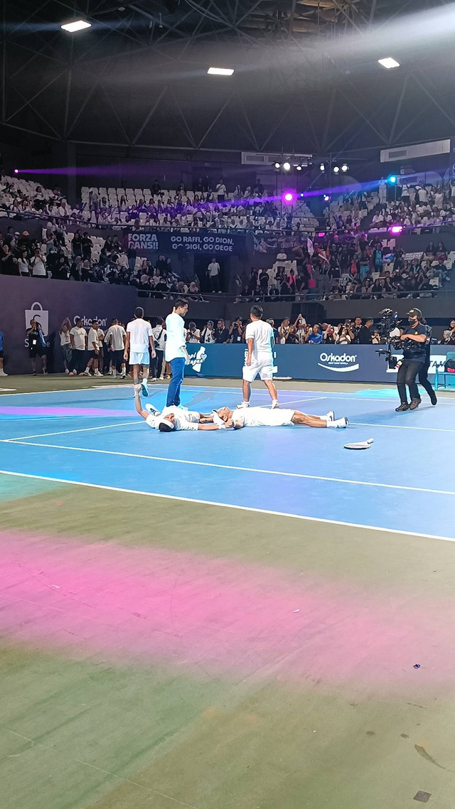 Raffi Ahmad dan Dion Wiyoko vs Desta dan Dikta di Lagi Lagi Tenis, Tennis Indoor Senayan, jakarta Pusat, jumat (23/6) Foto: Giovanni/kumparan