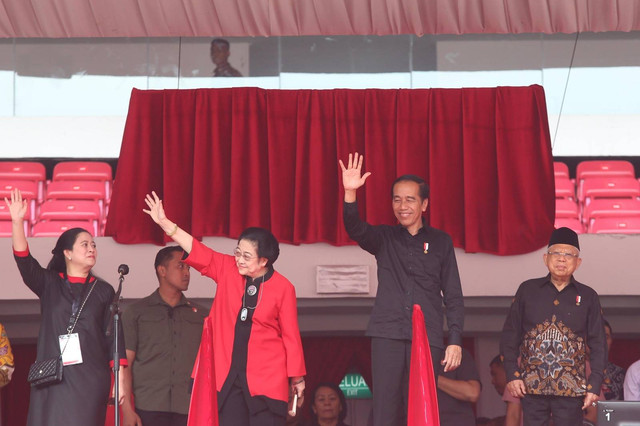 Presiden Joko Widodo (kanan) bersama Megawati dan Puan menyapa para kader di GBK. Foto: Dok. PDIP
