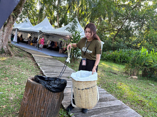 Komunitas Worming Up beroperasi di lokasi acara Rainforest World Music Festival 2023. Foto: Teri/Hi!Pontianak