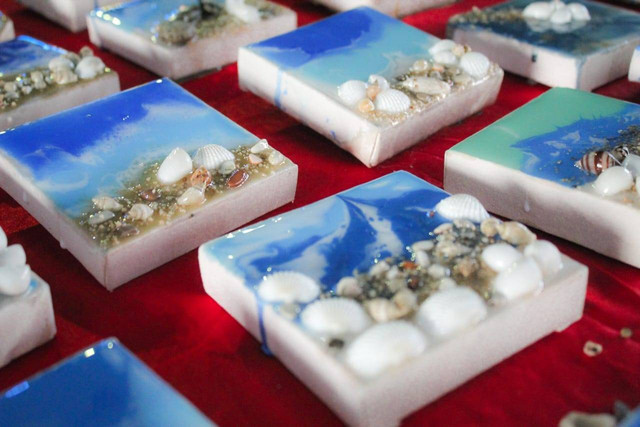 Suvenir Bahari karya warga Desa Temajuk, Sambas. Foto: Dok Hi!Pontianak