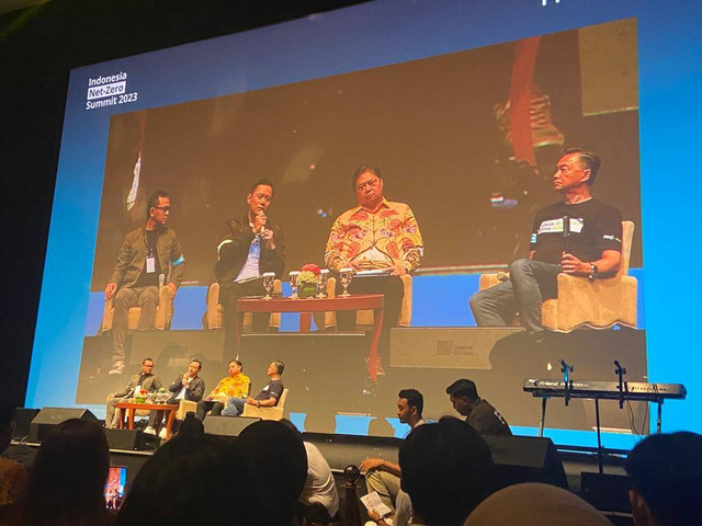 Menko Perekonomian Airlangga Hartarto, Ketua KPU Hasyim Asy'ari, Ketum Partai Demokrat Agus Harimurti Yudhoyono, Wali Kota Bogor Bima Arya Sugiarto, dan Pendiri FPCI Dino Patti Djalal, dalam acara Indonesia Net-Zero Summit 2023  Foto: Aliyya Bunga/kumparan