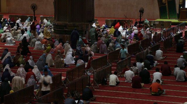 Ilustrasi salat di masjid. Foto: Peace-loving/Shutterstock