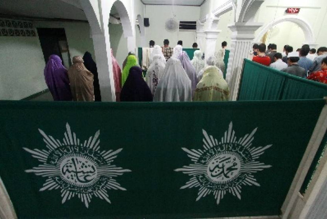 Tabir di masjid muhammadiyah. Foto: Muhammadiyah