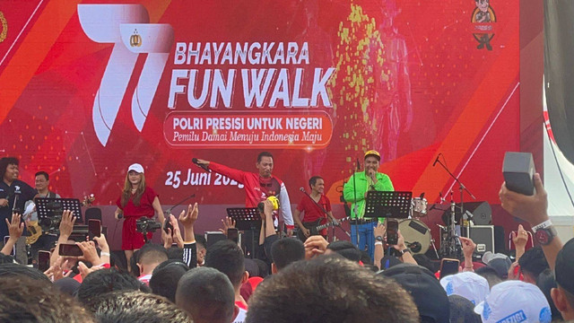 Kapolri Jenderal Listyo Sigit menyanyikan lagu Dewa 19- Separuh Nafas di Monas, Minggu (25/6/2023). Foto: Haya Syahira/kumparan