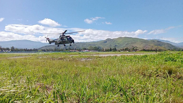 Tim SAR gabungan saat melakukan persiapan evakuasi di Bandara Wamena. Foto: Humas SAR Jayapura