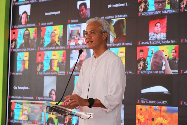 Ganjar Pranowo menghadiri Deklarasi 1000 Lawyers dan Paralega se-Indonesia di Pasar Minggu, Jakarta, Minggu (25/6/2023). Foto: Dicky Adam Sidiq/kumparan