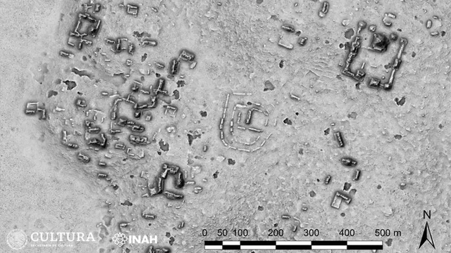 Sebuah tangkapan situs dari udara yang menunjukkan letak beberapa bangunan kuno dari zaman pra-Hispanik