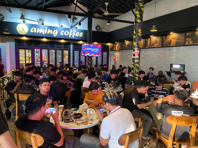 Peserta Super Esports Series Playerunknown’s Battlegrounds (PUBG) Mobile Kota Pontianak yang diselenggarakan oleh Superchallenge di Warung Kopi Aming Podomoro. Foto: Dok.Istimewa