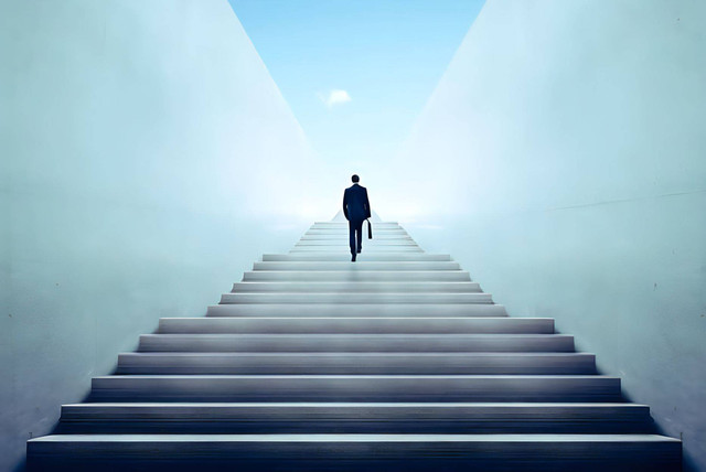 Ilustrasi seseorang yang menaiki tangga. Foto: Shutterstock