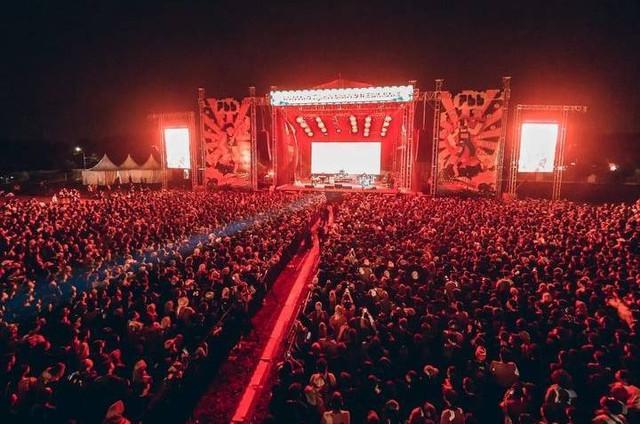 Suasana konser pesta bebas berselancar (Sumber: Instagram@andrathebackbone)