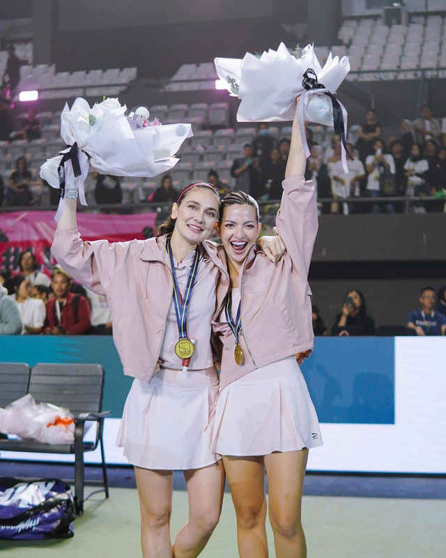 Nia Ramadhani dan Luna Maya usai memenangkan Lagi-lagi Tenis. Foto: Instagram/@ramadhaniabakrie