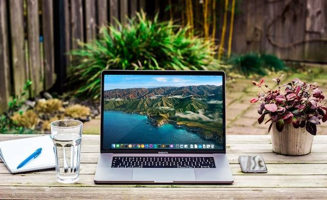 Ilustrasi cara agar laptop tidak nge-lag, Foto oleh Bram Naus di Unsplash