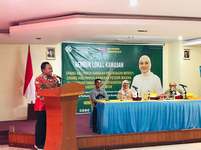 Staf Khusus Menteri Ketenagakerjaan Caswiyono Rusydie Cw dalam acara Rembuk Lokal Perluasan Kesempatan Kerja Berbasis Kawasan di Teluk Bintuni, Papua Barat, Jumat (23/6/2023). Foto: Kemnaker