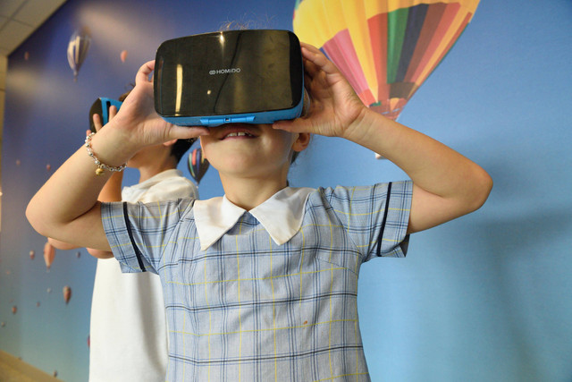 Ilustrasi anak mengoperasikan VR. Foto: unsplash.com