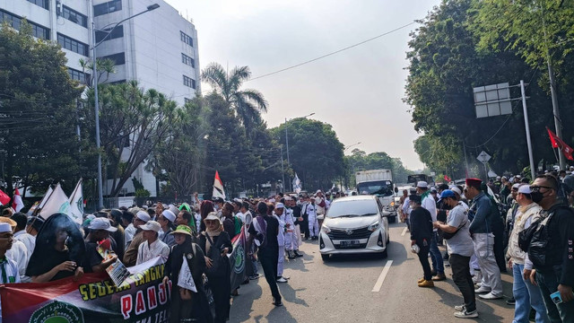 Massa FPI berunjuk rasa di depan Kemenag RI Foto: Thomas Bosco/kumparan