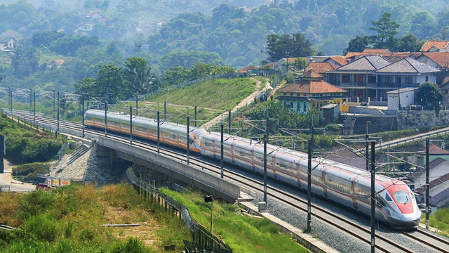 KCIC uji kereta inspeksi dan kereta penumpang KCJB yang digandengkan, Minggu (25/6/2023). Foto: KCIC