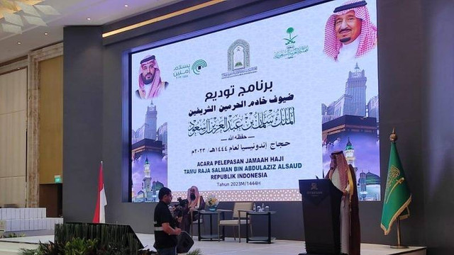 Dubes Arab Saudi untuk Indonesia Faisal Abdullah H. Amodi melepas calon jemaah haji Indonesia undangan Raja Salman di Jakarta, Rabu (21/6/2023). Foto: ANTARA/Asri Mayang Sari